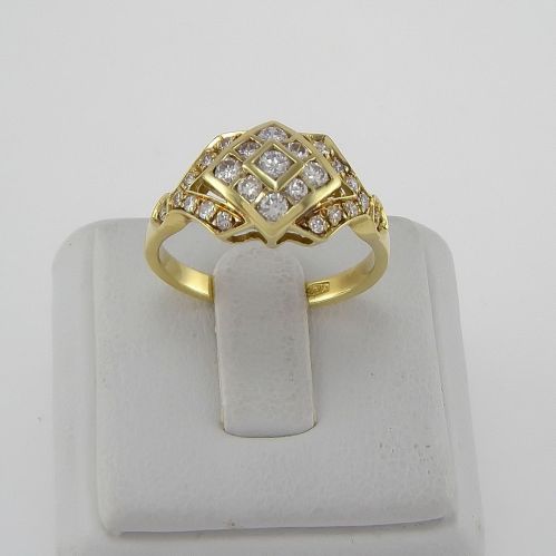Ring mit Ct Diamanten, Ct 0,60 H Farbe - 18 Kt Gelbgold