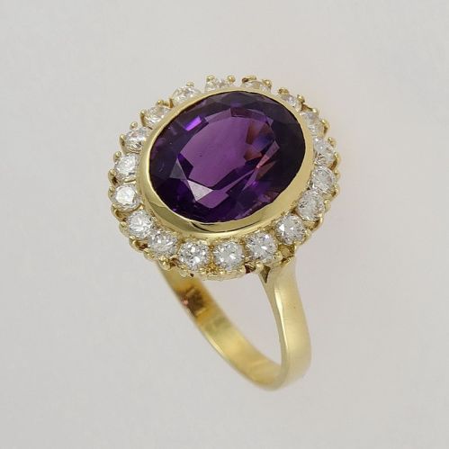 18 kt yellow gold ring with natural amethyst and zircons