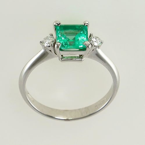 Ring with 1.00 ct emerald and 0.12 ct diamonds – 750 gold - made in Italy
