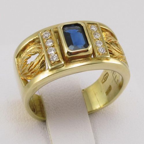 Band Ring - 0.65 Ct Central natural Sapphire  and 0.13 Ct Diamonds