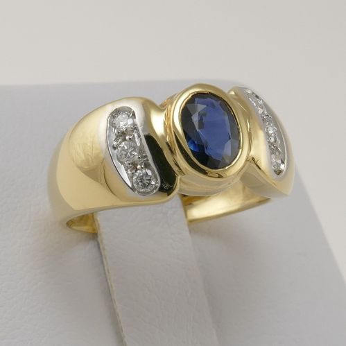 Ring with 0.78 Ct Central sapphire and 0.16 Ct diamonds at side - 18 Kt Gold